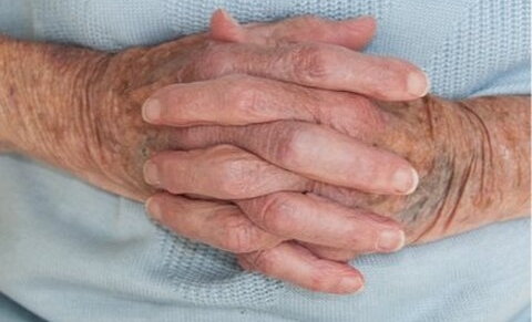 Mourir à domicile coûte moins cher à la collectivité mais plus cher au patient en fin de vie