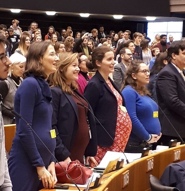 Des femmes enceintes au Parlement européen pour fêter la Convention internationale des droits de l’enfant !