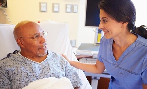 Un soignant manifestant de l'empathie atténue la douleur de ses patients
