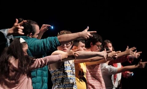 « Être ou ne pas être » : des acteurs porteurs de la trisomie 21 livrent une interprétation de Hamlet qui bouscule les préjugés