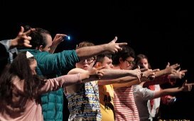 « Être ou ne pas être » : des acteurs porteurs de la trisomie 21 livrent une interprétation de Hamlet qui bouscule les préjugés